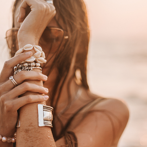 éclat éternel : comment les bijoux subliment l'élégance naturelle des femmes