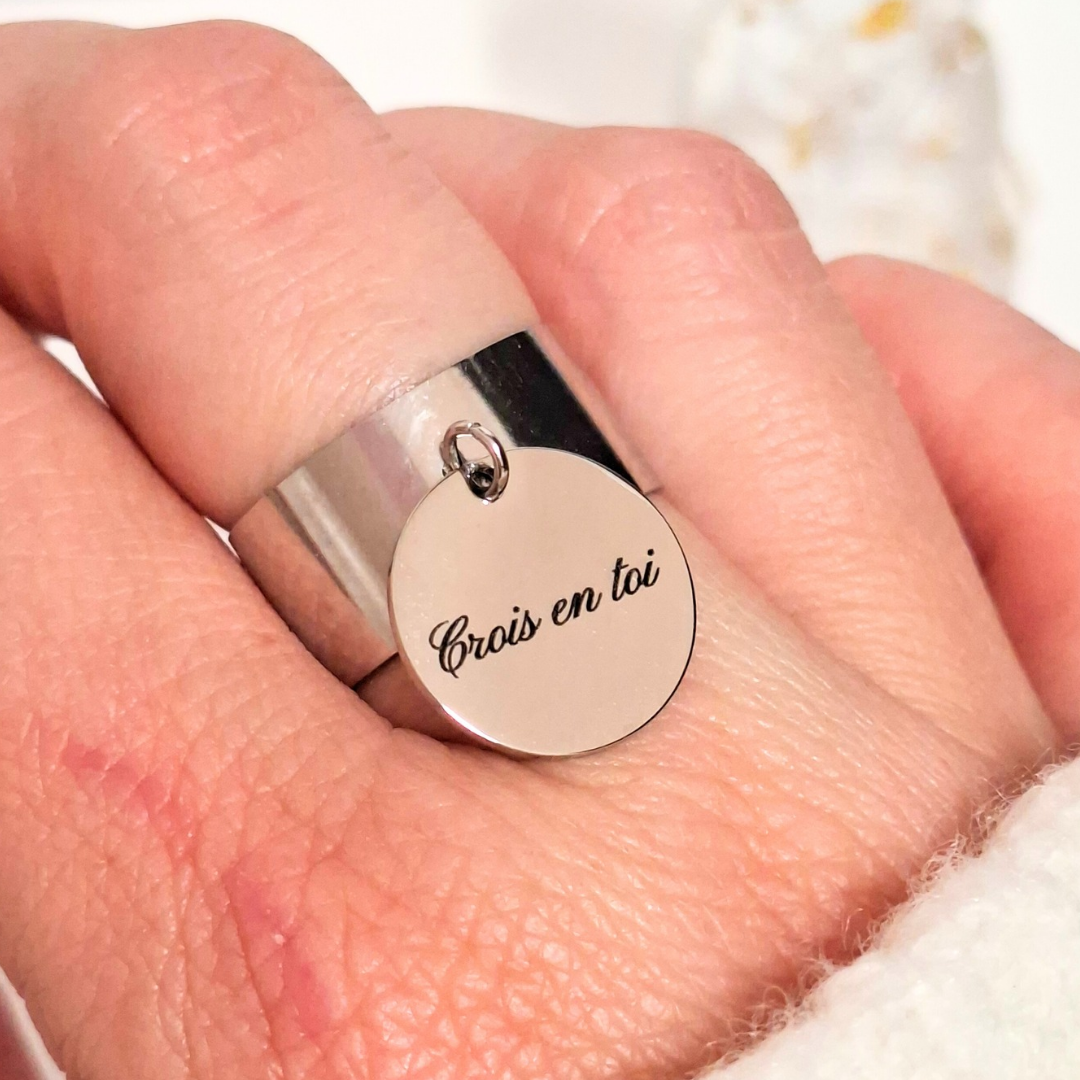 Bague acier gravée crois en toi et lotus portée (version argentée)