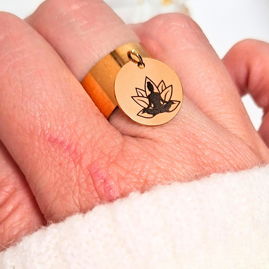 Bague dorée mantra crois en toi + lotus sur main