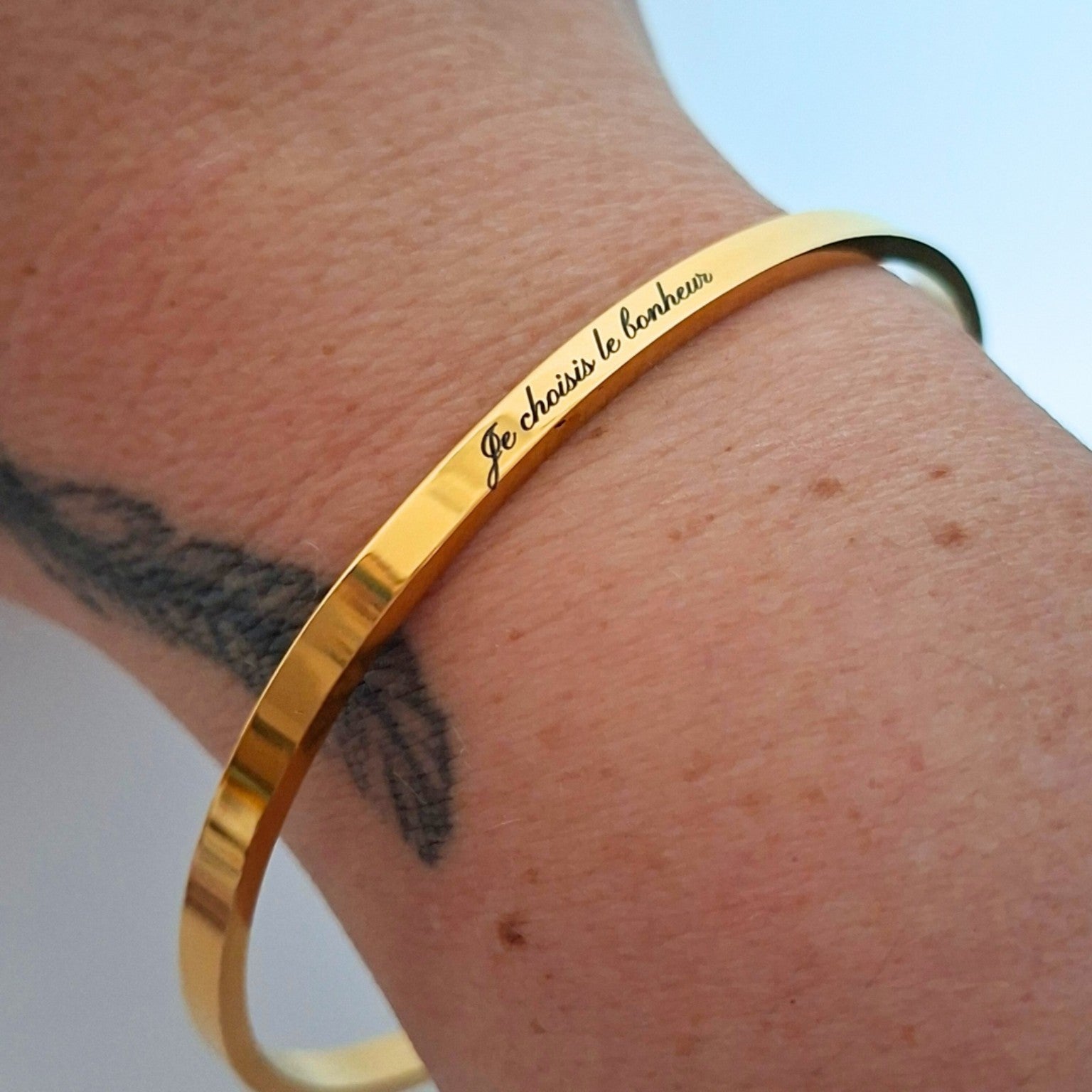 Bracelet doré gravé Je choisis le bonheur porté au poignet