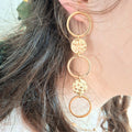 Boucles d’oreilles longues dorées à cercles martelés Belatika
