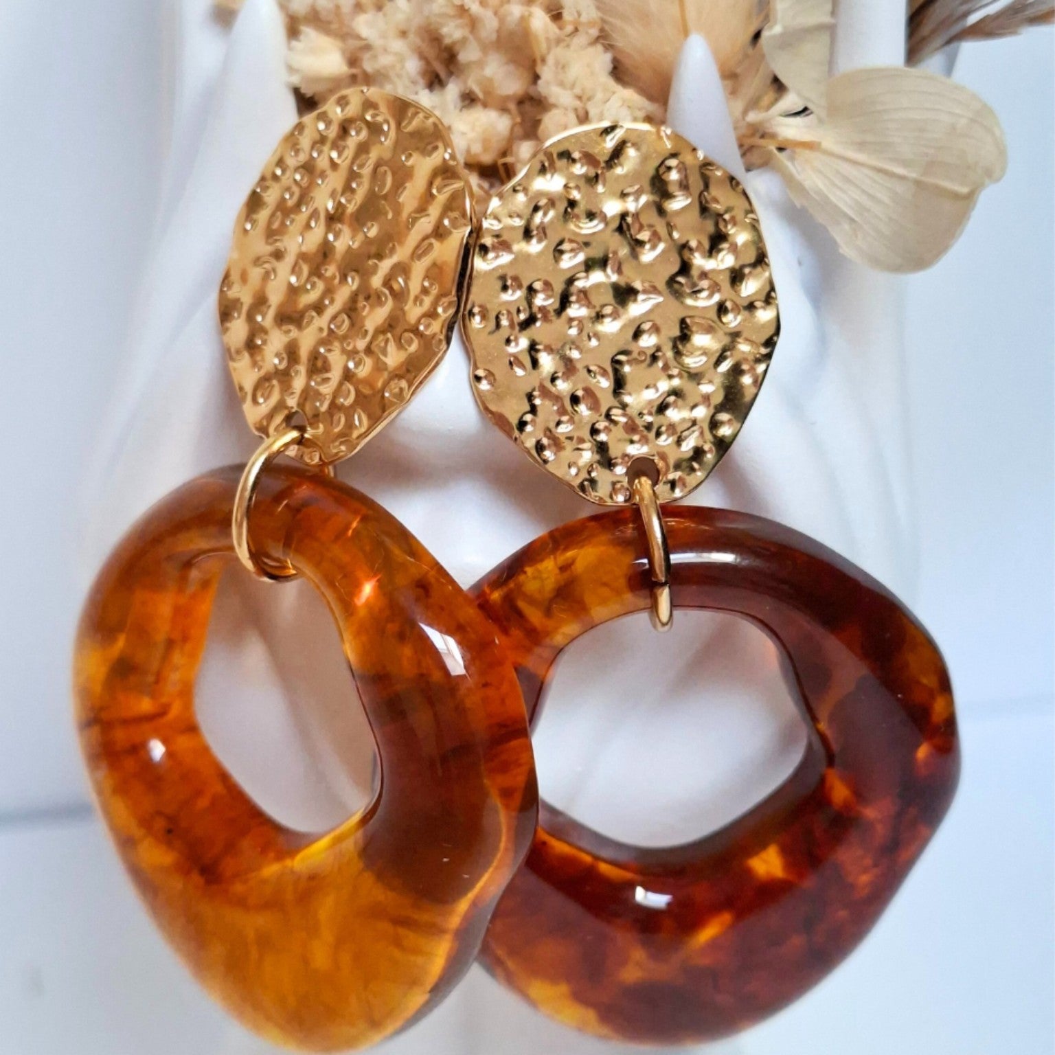 Boucles d’oreilles pendantes dorées et résine ambrée Belatika