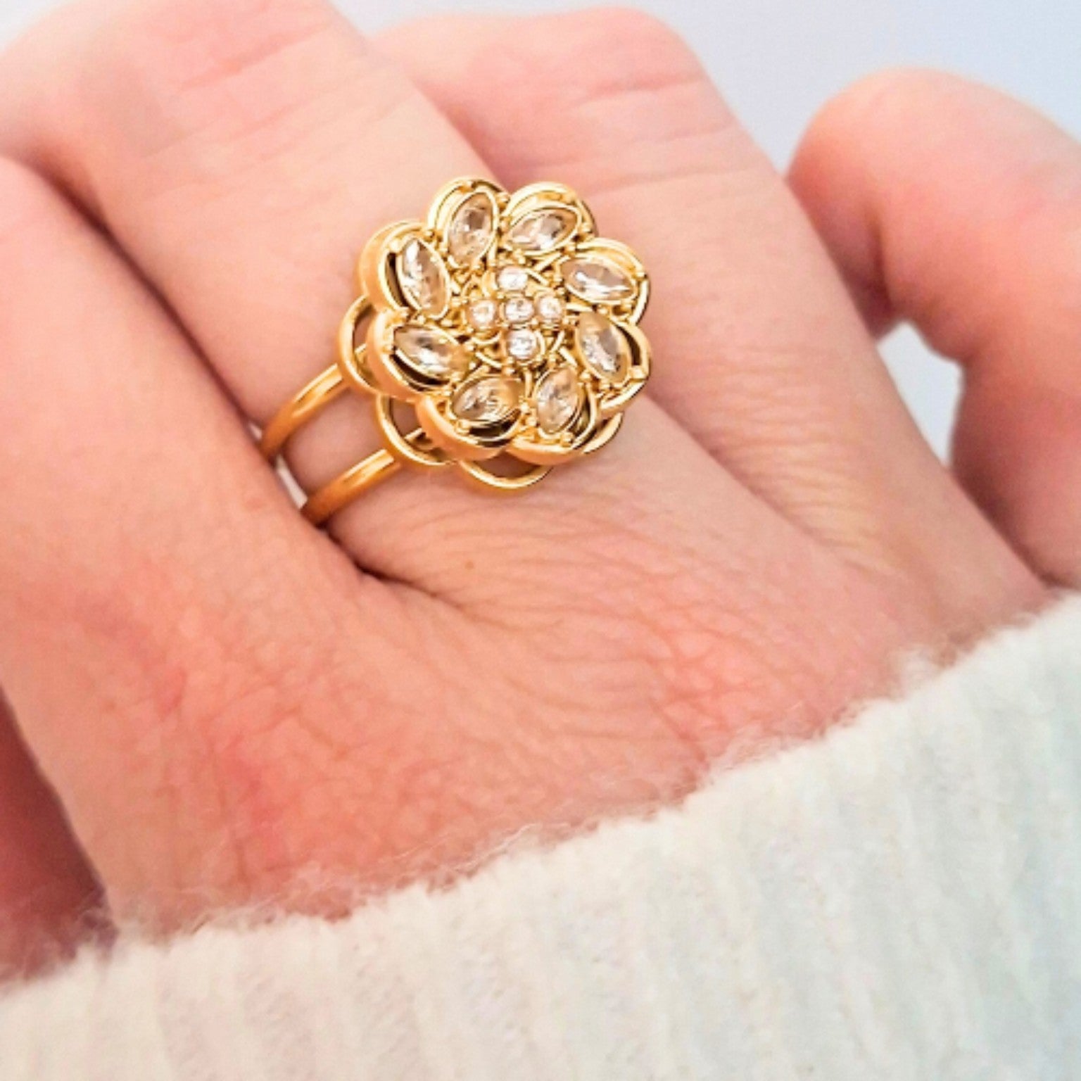 bague fleur dorée ajustable en acier inoxydable portée sur la main