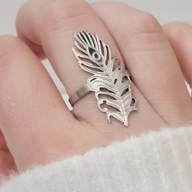 Bague plume argentée femme portée au doigt style bohème chic
