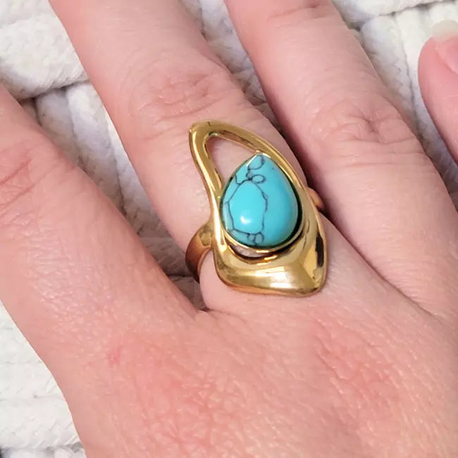Bague ajustable femme en acier inoxydable doré et pierre turquoise bleue portée