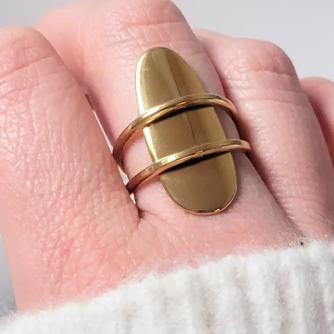 Bague large dorée en acier inoxydable, anneau ajustable moderne, portée au doigt d’une femme