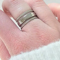 Bague ajustable double anneau en acier inoxydable argenté, portée au doigt