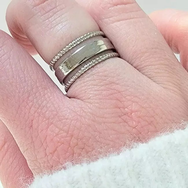 Bague ajustable double anneau en acier inoxydable argenté, portée au doigt