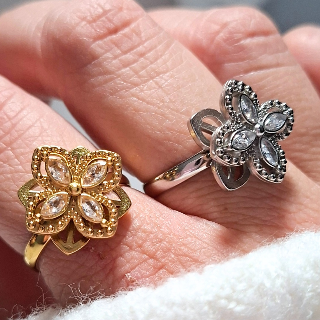 bague fleur anti stress argentée avec fleur qui tourne et strass brillants