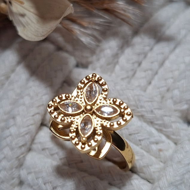 bague fleur dorée rotative anti stress portée au doigt femme
