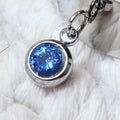 Zoom sur le pendentif pierre bleue ronde, bijou de naissance personnalisable