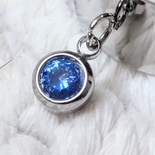 Zoom sur le pendentif pierre bleue ronde, bijou de naissance personnalisable