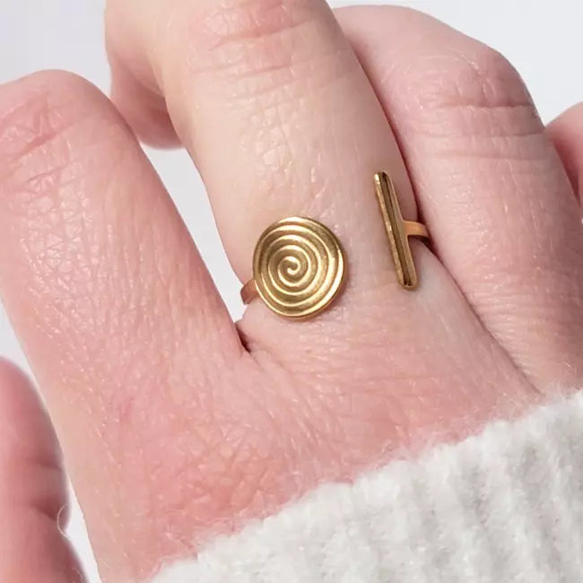Bague spirale dorée ajustable en acier inoxydable femme portée au doigt