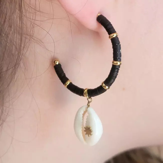 Boucle d’oreille créole noire et dorée avec pendentif coquillage cauri blanc