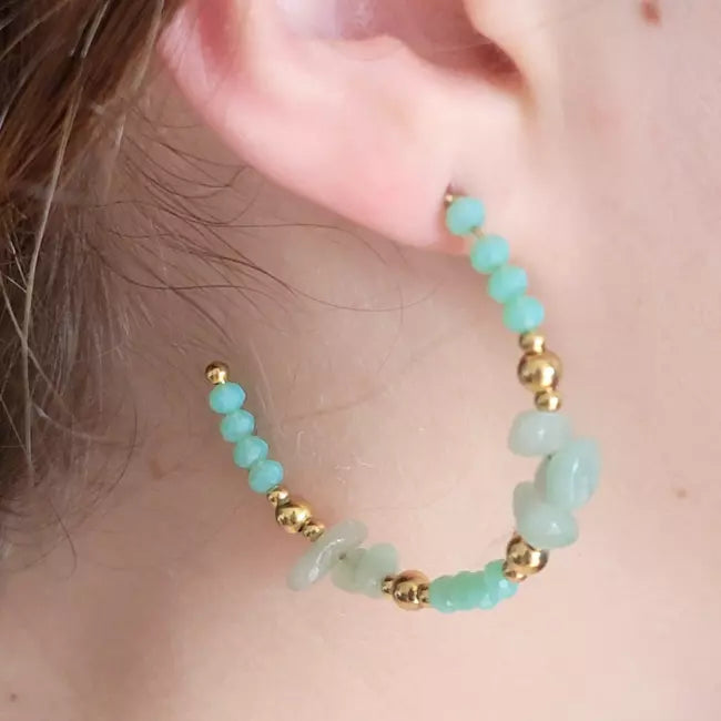Boucles d’oreilles créoles vert d’eau avec perles aventurine naturelle et perles dorées