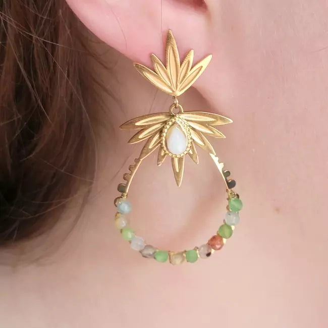 Boucles d’oreilles dorées en acier inoxydable avec perles naturelles multicolores – style bohème chic