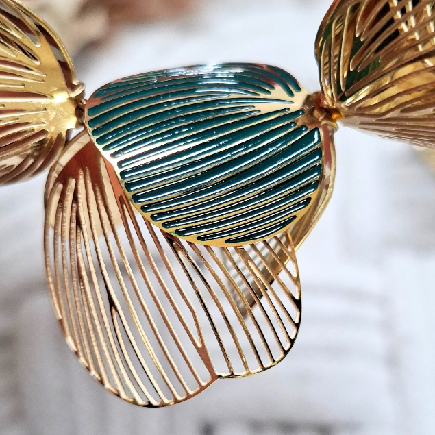 Boucles d’oreilles dorées femme motif floral vert et or en acier inoxydable