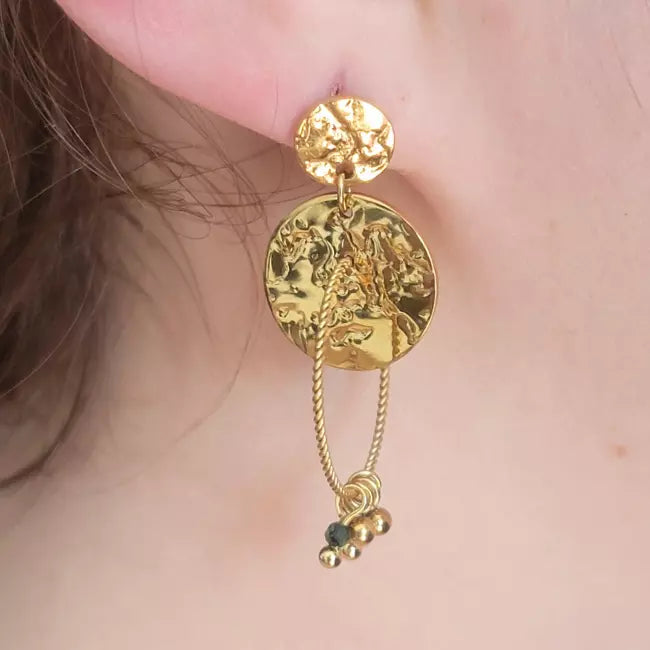 Boucles d’oreilles dorées martelées pampilles acier inoxydable et pierres vertes