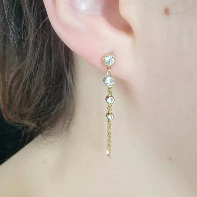 Boucles d’oreilles dorées pendantes à strass en acier inoxydable – vue portée