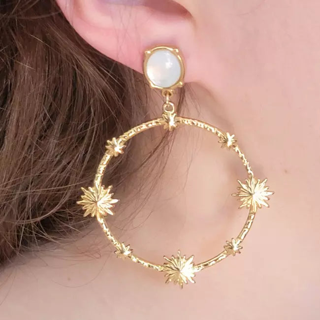 Boucles d’oreilles pendantes dorées motif soleil avec pierre nacrée bohème chic