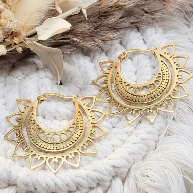 Créoles dorées ajourées en acier inoxydable avec détails ethniques – bijoux bohème chic