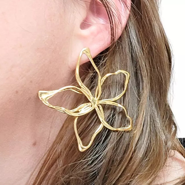 Boucles d’oreilles fleur XXL dorées en acier inoxydable – bijou léger et tendance