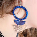 Boucles d’oreilles géométriques bleu nuit en acétate et acier inoxydable portées – style bohème chic