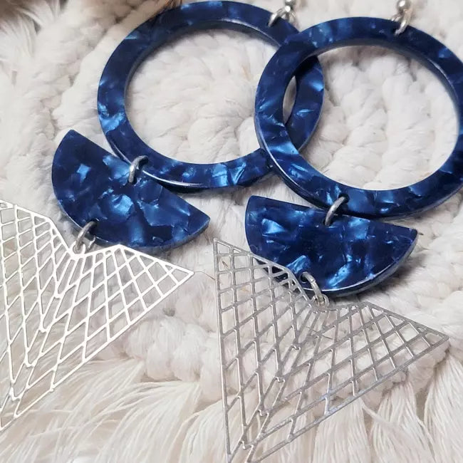 Boucles d’oreilles géométriques bleu nuit et argentées en acétate et acier inoxydable – bijou femme tendance