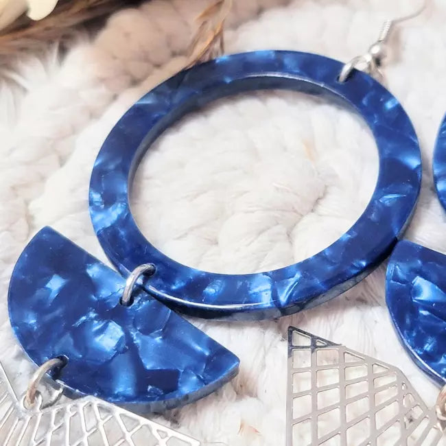 Détail boucles d’oreilles géométriques bleu nuit en acétate avec pendentif argenté – style bohème chic