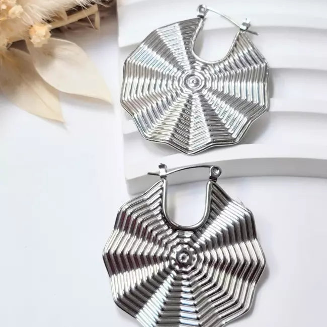 Paire de boucles d’oreilles géométriques argentées acier inoxydable style moderne