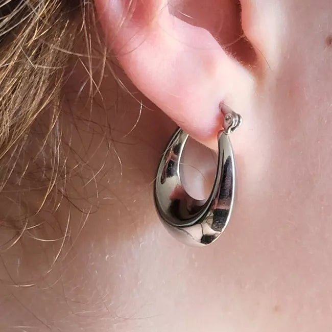 Boucles d’oreilles goutte argentée portées – acier inoxydable chic et tendance