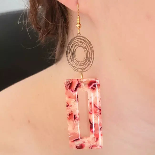 Boucles d’oreilles longues femme acier inoxydable doré et acétate marbré rose portées