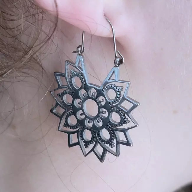 Boucles d’oreilles mandala dorées en acier inoxydable – créoles bohème chic