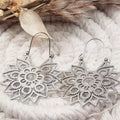 Boucles d’oreilles mandala argentées en acier inoxydable – créoles ajourées femme bohème