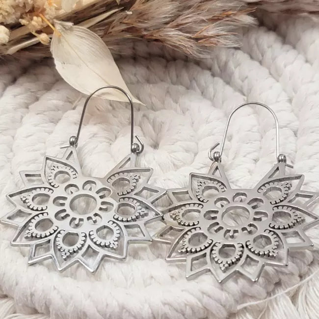 Boucles d’oreilles mandala argentées en acier inoxydable – créoles ajourées femme bohème