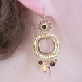 Boucles d’oreilles pendantes dorées soleil noir et charms étoiles – bijoux bohème chic en acier inoxydable