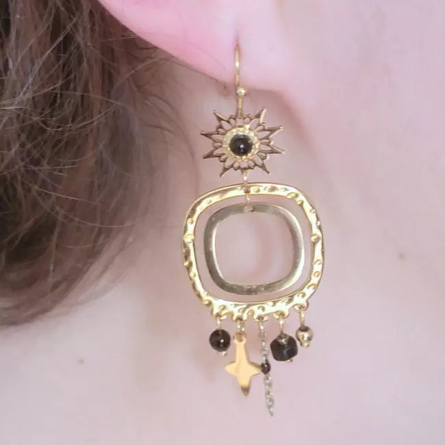Boucles d’oreilles pendantes dorées soleil noir et charms étoiles – bijoux bohème chic en acier inoxydable