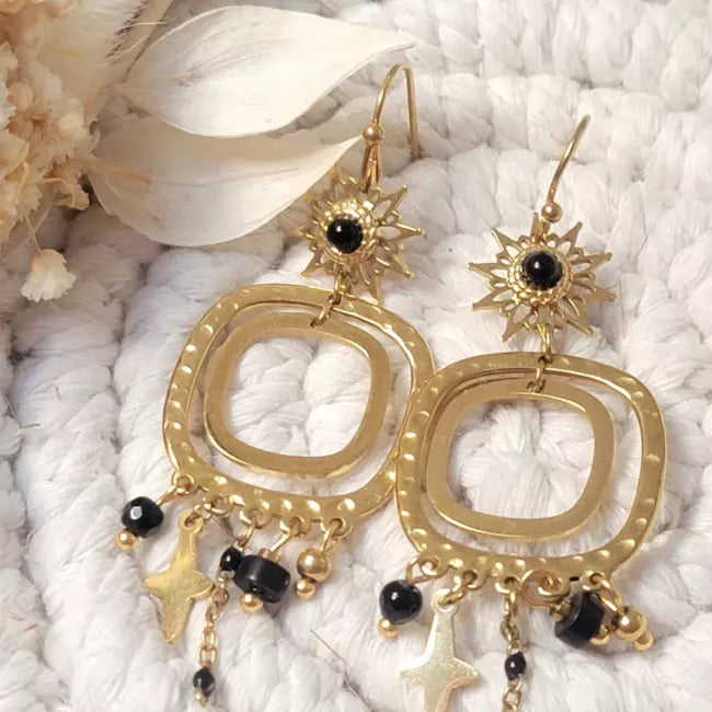 Boucles d’oreilles dorées pendantes avec soleil noir et breloques étoiles – style bohème chic femme