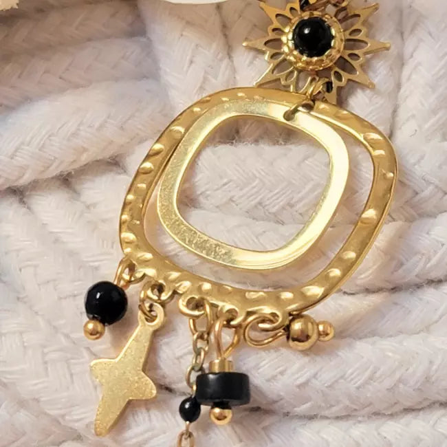 Boucle d’oreille dorée soleil noir avec charms étoiles et perles noires – acier inoxydable