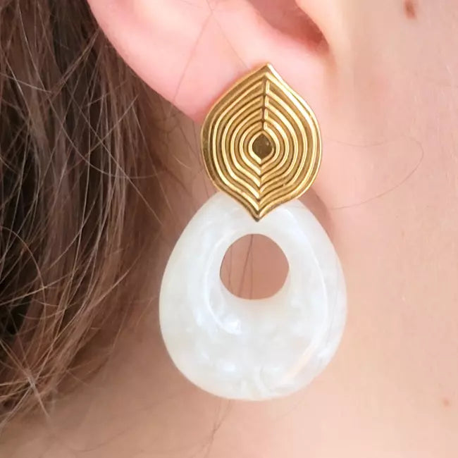 Boucles d’oreilles pendantes femme en résine nacrée et acier inoxydable doré