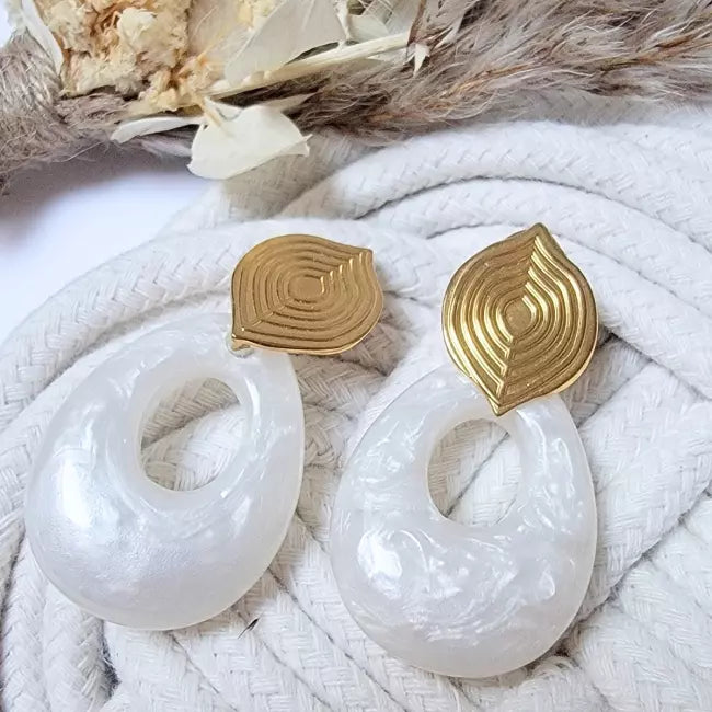Boucles d’oreilles élégantes en résine blanche nacrée et acier inoxydable doré