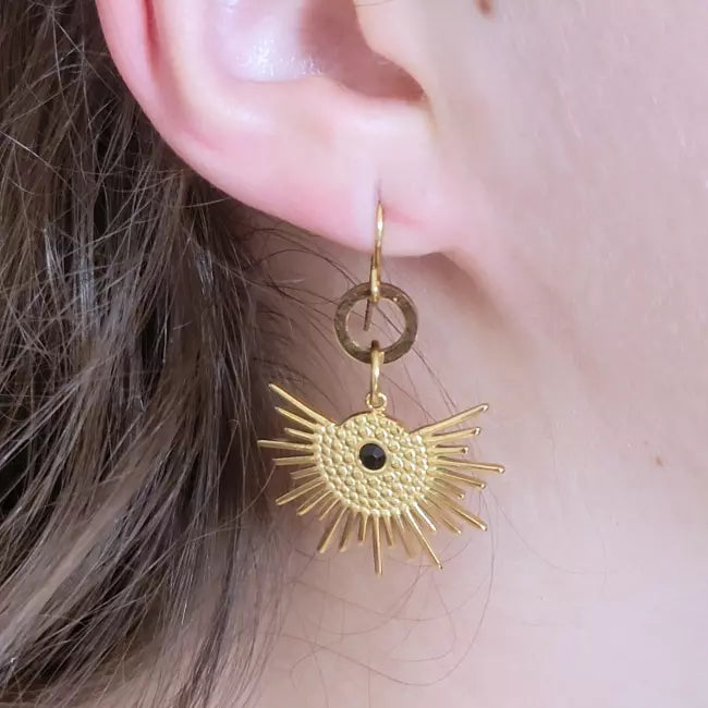 Boucles d’oreilles pendantes soleil doré en acier inoxydable avec pierre noire – style bohème chic