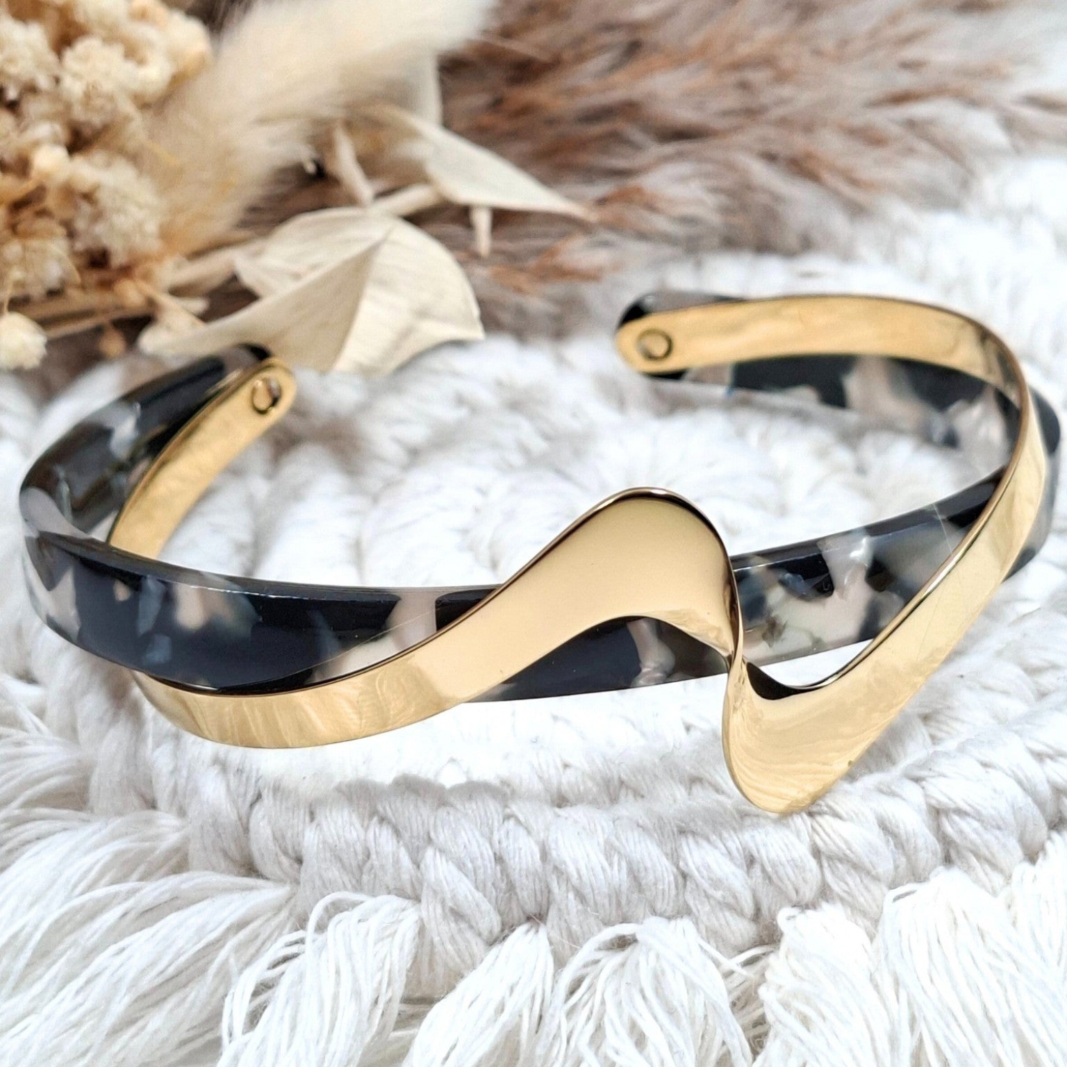 Bracelet manchette ondulé doré avec bandeau en acétate marbré posé en décor bohème
