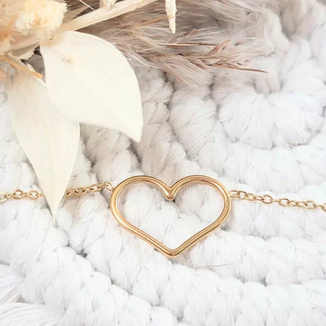 Bracelet chaîne dorée délicate avec cœur creux minimaliste