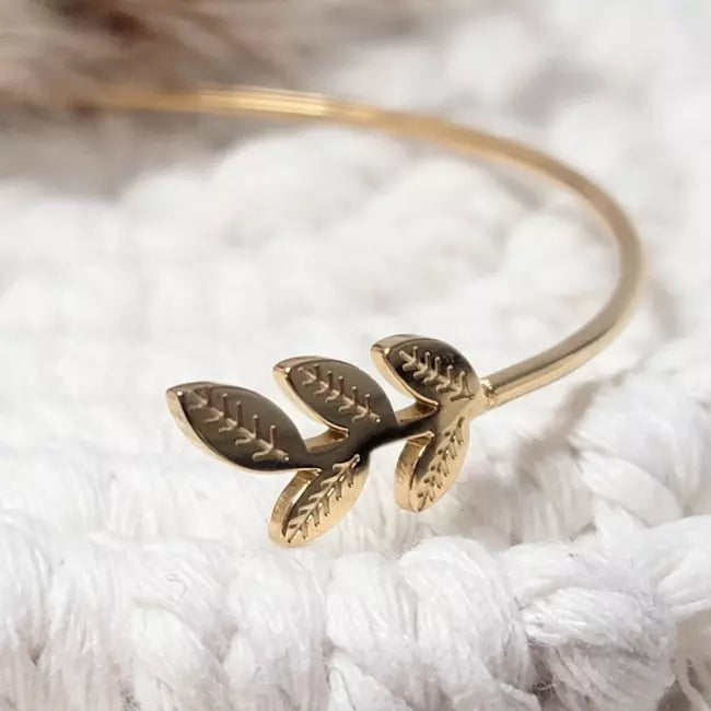 Bracelet fin doré femme avec design feuilles ajourées