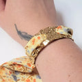 Bracelet jonc femme doré avec ruban liberty fleuri, bijou ajustable en acier inoxydable