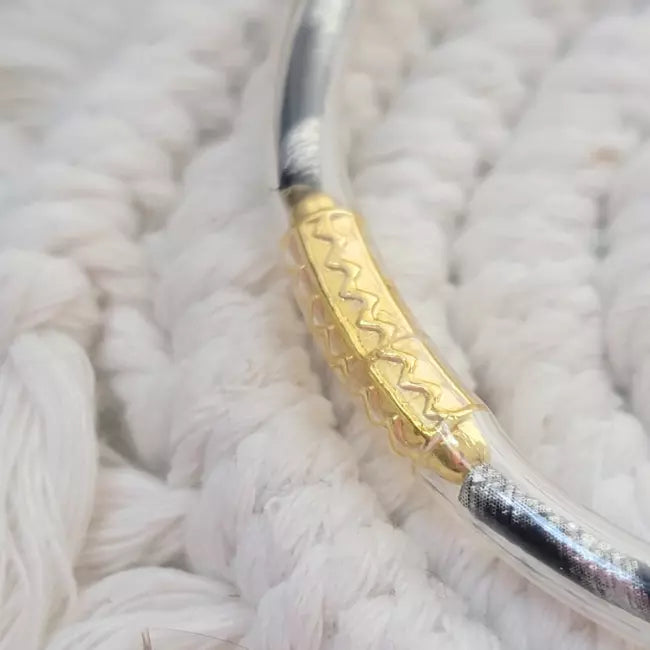 Zoom sur le bracelet jonc femme argenté avec motif doré tendance