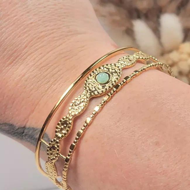 Bracelet jonc femme en acier inoxydable doré avec cabochon vert, bijou bohème porté au poignet
