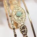 Bracelet jonc doré femme avec cabochon vert, détail de bijou bohème en acier inoxydable