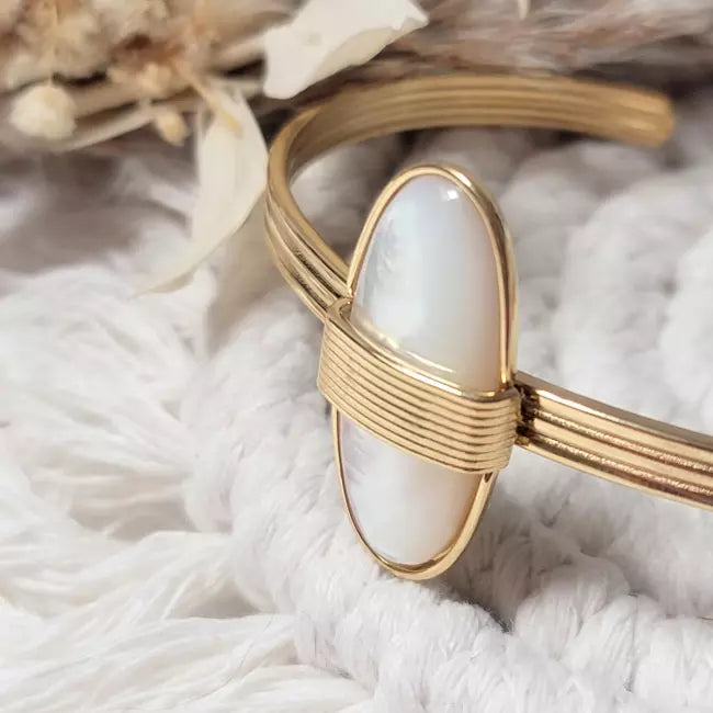 Bracelet ouvert doré acier inoxydable orné de nacre blanche